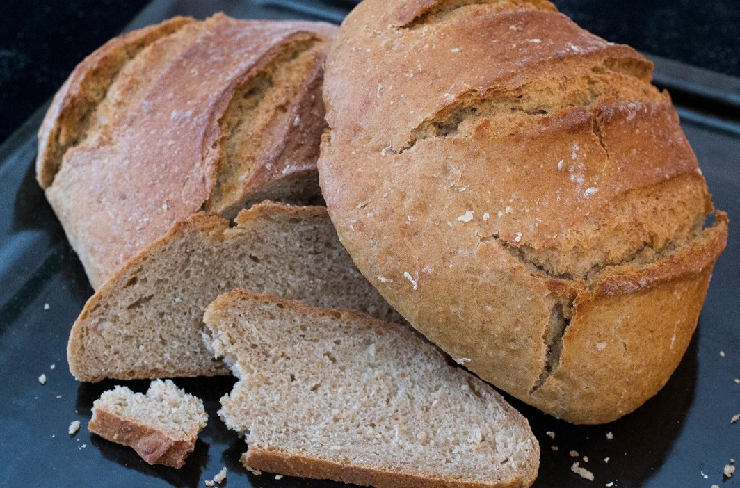 Juureen leivottu maalaisleipä on tiiviimpää kuin tavallinen hiivaleipä.