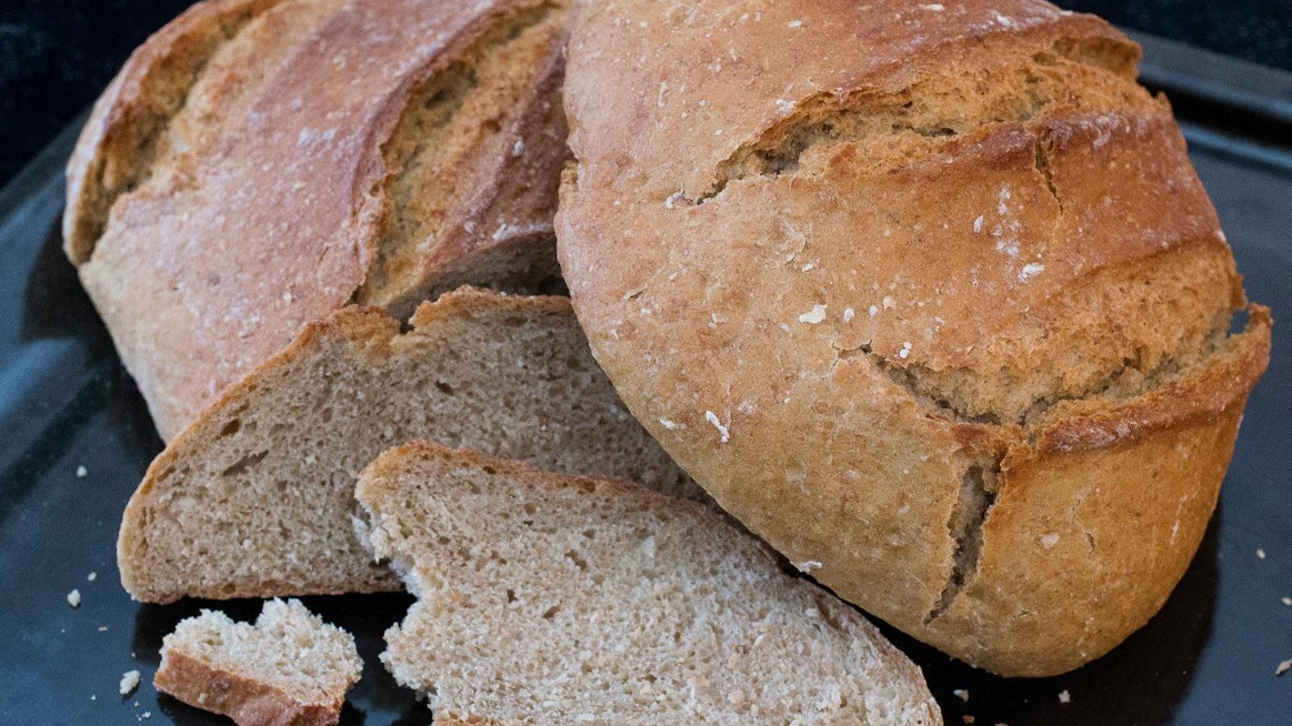 Juureen leivottu maalaisleipä on tiiviimpää kuin tavallinen hiivaleipä.
