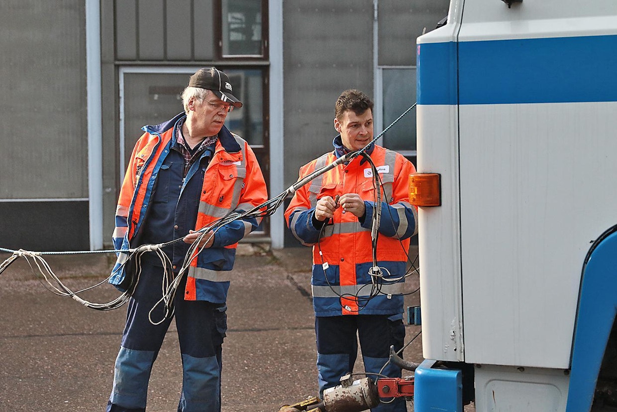 Testaaja Kari Kekki (vas.) ja Matti Serenius hoitavat pääasiassa Koneviestin traktorivertailuiden mittaukset. Tässä valmistellaan mittauskuorma-autoa vetotehon mittausta varten.
