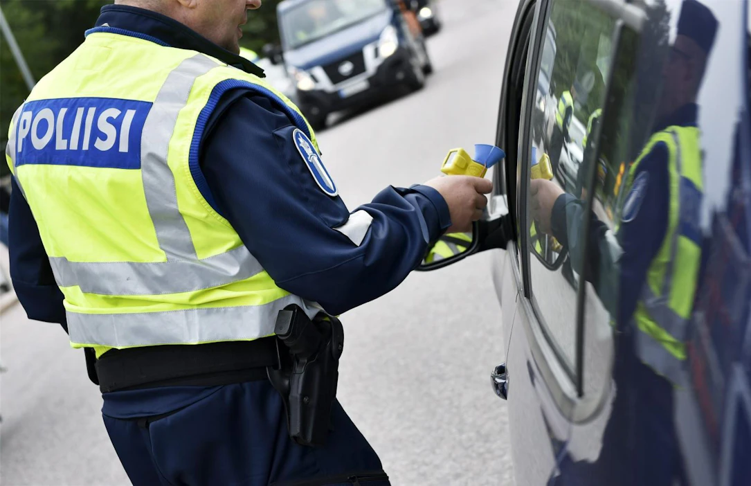Poliisi toteaa, että kesäaikaan rattijuopumusten sekä suurten ylinopeuksien kaltaisten törkeiden liikenneturvallisuuden vaarantamisten määrät kasvavat. LEHTIKUVA / Emmi Korhonen