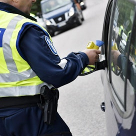 Poliisi toteaa, että kesäaikaan rattijuopumusten sekä suurten ylinopeuksien kaltaisten törkeiden liikenneturvallisuuden vaarantamisten määrät kasvavat. LEHTIKUVA / Emmi Korhonen