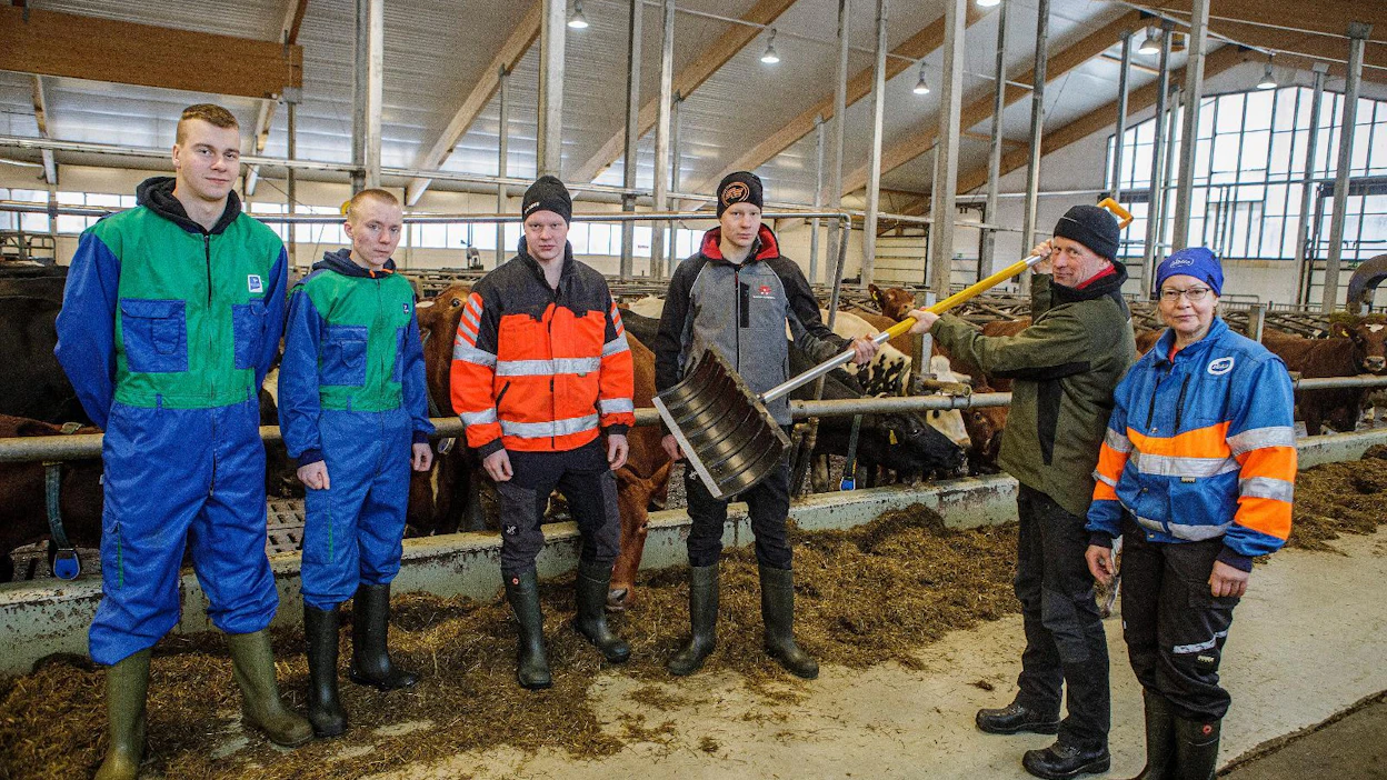 Neljän serkun sarja Tatu Heiskanen (vas.), Jere Pulkka, Juho Pulkka ja Ville Pulkka opiskelevat maatalousalaa Savonia-ammattikorkeakoulussa Iisalmessa. Vieremäläiset maitotilalliset Tuomas ja Satu Pulkka siirtävät tulevaisuudessa vastuun lapion pojilleen Juholle ja Villelle.
