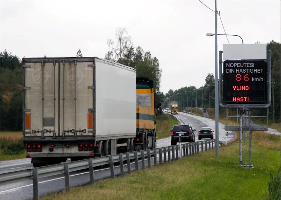 Kuljetusyritykset ovat hankkineet kuskeilleen ammattipätevyyden. Tuhansilta muilta kuorma-autoa käyttäviltä ammattipätevyys puuttuu. Jaana Kankaanpää