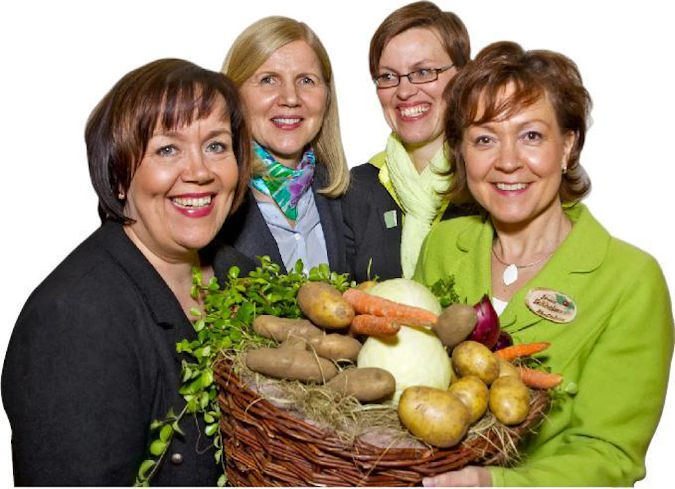Anni-Mari Syväniemi (vas), Seija Kurunmäki, Päivi Rönni ja Irma Ikäheimo vannovat tuoreen ja lähellä tuotetun ruuan nimiin.
