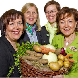 Anni-Mari Syväniemi (vas), Seija Kurunmäki, Päivi Rönni ja Irma Ikäheimo vannovat tuoreen ja lähellä tuotetun ruuan nimiin.