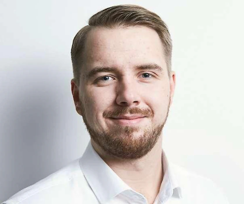 "On tärkeää, että perusrahoituksen täysimääräinen korotus toteutuu heti ensi vuoden alussa, mutta sillä ylläpidetään nykytilaa, ei toteuteta uusia aloituspaikkoja. Pitkien leikkausjaksojen jälkeen perusrahoitus on kohdennettava koulutuksen laatuun ja opiskelijoiden tukitoimiin, eikä pidä vaatia toteuttamaan lisää koulutusta ilman riittäviä resursseja", Tradenomiliiton puheenjohtaja Veli-Matti Peltola sanoo tiedotteessa.