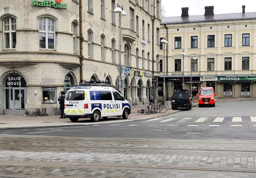 Poliisiautoja nähtiin Tampereen keskustorilla.