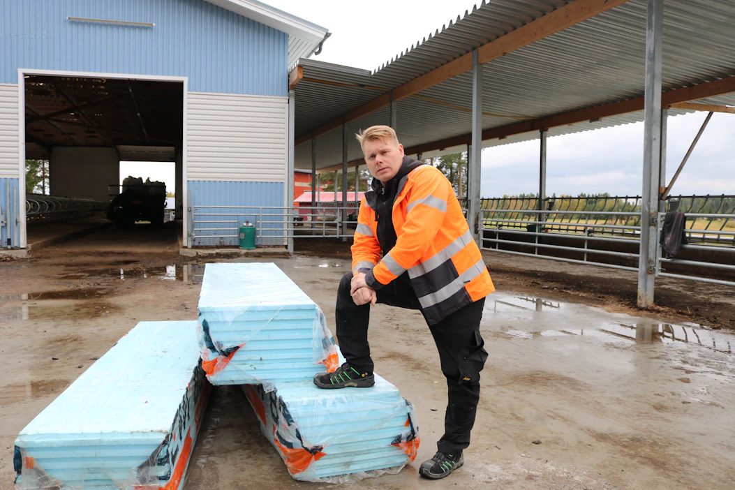 Jani Heikkinen on rakentanut navetoita jo kahdenkymmenen vuoden ajan. Matkaan sisältyy myös haasteita, joista tuorein on esimerkiksi erikoismateriaalien saatavuusongelmat.