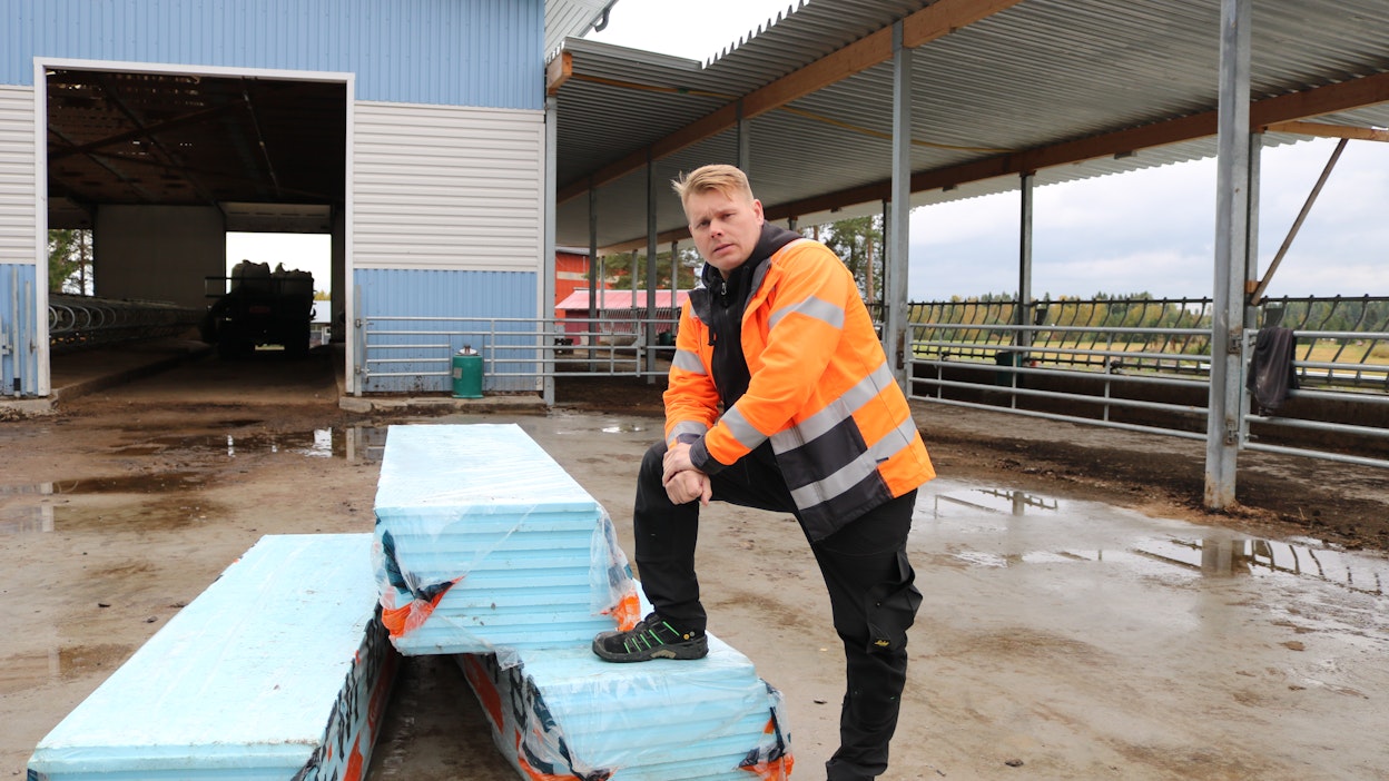 Jani Heikkinen on rakentanut navetoita jo kahdenkymmenen vuoden ajan. Matkaan sisältyy myös haasteita, joista tuorein on esimerkiksi erikoismateriaalien saatavuusongelmat.