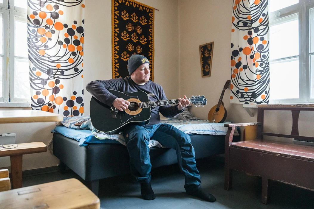 ”Aiemmin en välittänyt, että kestääkö keikkareissu kuukauden vai kaksi. Nyt huomaan kaipaavaani tätä rauhaa, taloa, sen pihapiiriä ja sitä, että saan lämmittää uunia”, Tomi Tajakka kertoo.