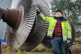 ”Toivon tänne toimintaa, joka toisi lisää työpaikkoja ja asukkaita Kristiinankaupunkiin", Petri Pihlajaniemi kertoo Karhusaaressa. Turbiinilaitteistoa on muistomerkkinä vanhalla voimalaitosalueella.