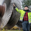 ”Toivon tänne toimintaa, joka toisi lisää työpaikkoja ja asukkaita Kristiinankaupunkiin", Petri Pihlajaniemi kertoo Karhusaaressa. Turbiinilaitteistoa on muistomerkkinä vanhalla voimalaitosalueella.