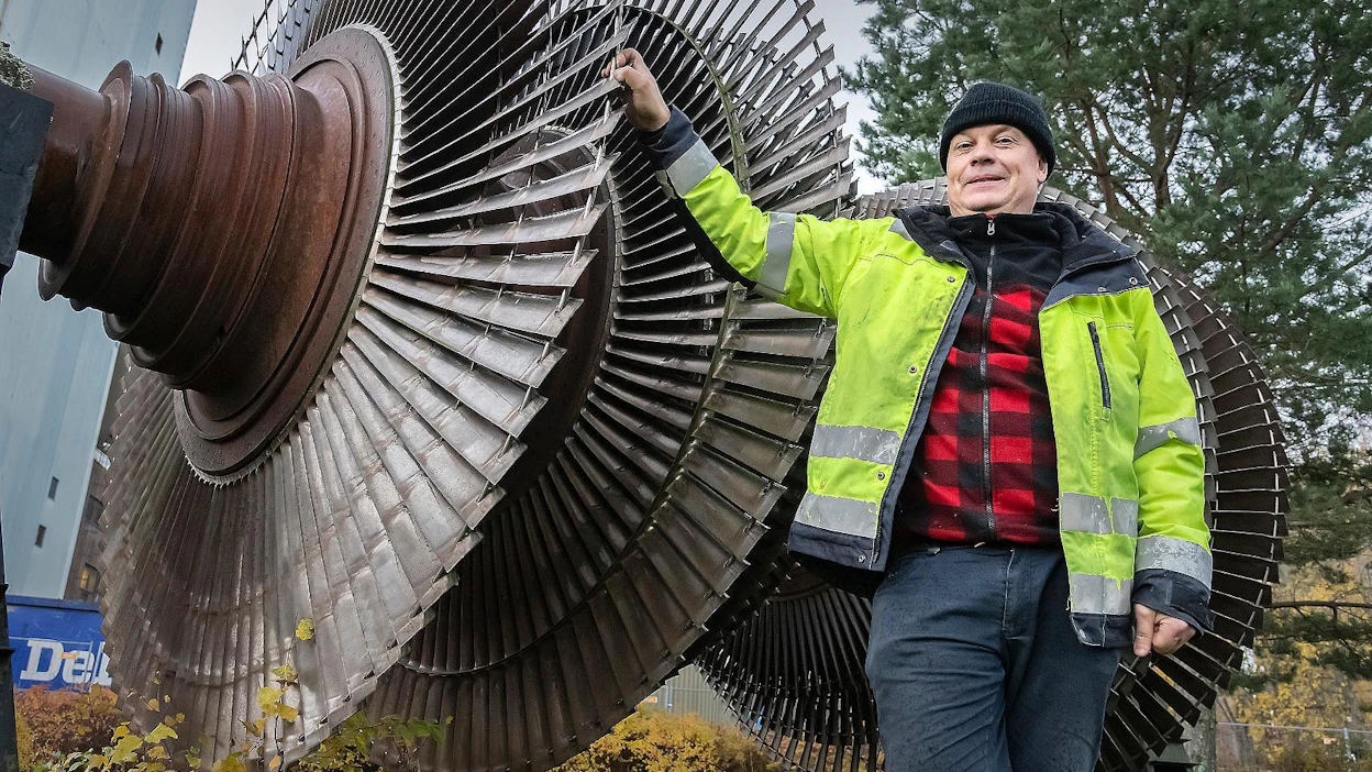 ”Toivon tänne toimintaa, joka toisi lisää työpaikkoja ja asukkaita Kristiinankaupunkiin", Petri Pihlajaniemi kertoo Karhusaaressa. Turbiinilaitteistoa on muistomerkkinä vanhalla voimalaitosalueella.