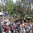 Ponssen hyvin salassa pidetty uutuushakkuukone Scorpion esiteltiin suuren maailman tyylillä – kone saapui esittelyyn metsän siimeksestä. Melkoisen mullistavia ratkaisuja sisältävän Scorpionin luona oli jatkuva kuhina. Ponsse Scorpionissa on kolme runkoa, yksi pystynivel ja kaksi vaakaniveltä. Uusi kaksihaarainen C50-nosturi ja sen mukana pyörivä ohjaamo kiinnittyvät keskimmäiseen runkokappaleeseen. Tarkempi esittely seuraavassa Koneviestissä. (TH)