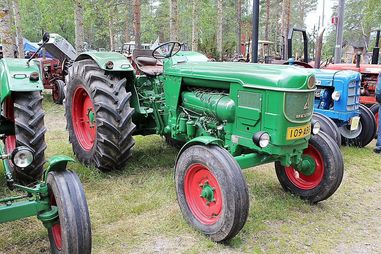 Deutz oli tasokas traktori, eikä 1960-luvulla enää muita kalliimpikaan, mutta jostain syystä se ei koskaan ollut suosittu merkki. D8005 kuului aikansa mahtitraktoreihin, 87-hevosvoimaisessa kuutosessa on tilavuutta 5,1 litraa, painoa 3,75 tonnia ja hydrauliikan nostoteho 3 400 kg, joka oli ylittämätön lukema vuosien ajan. Pienemmistä malleista poiketen D8005 oli huomattavan tyyris, vuonna 1966 peräti toiseksi kallein eurooppalainen takavetotraktori (25 000 mk). Oulainen