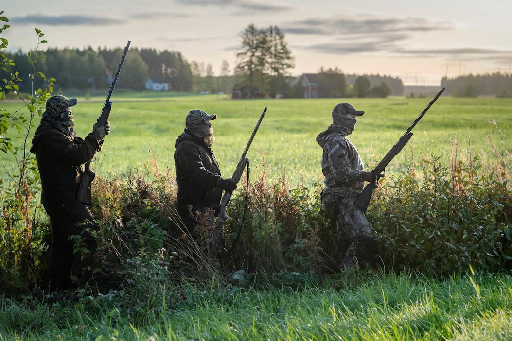 Naakkajahti alkoi heti auringon noustua. Niko Sulkakoski (vas.), Mika Haapamäki ja Jussi Latikka naakkapassissa Lapuan Tiistenjoella.