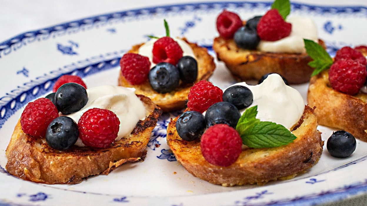 Kesäiset kuningatarbruschettat maistuvat päiväkahviherkkuna.