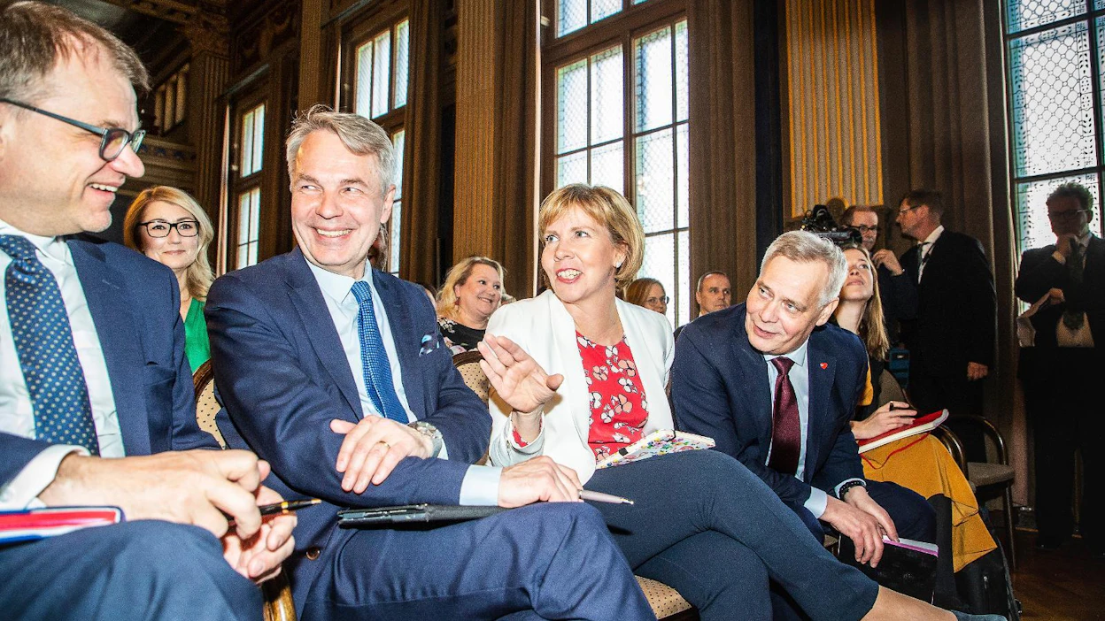 Puolueiden puheenjohtajia Säätytalolla hallitusneuvotteluissa. Keskustan Juha Sipilä, vihreiden Pekka Haavisto, RKP:n Anna-Maja Henriksson, SDP:n Antti Rinne ja vasemmiston Li Andersson.