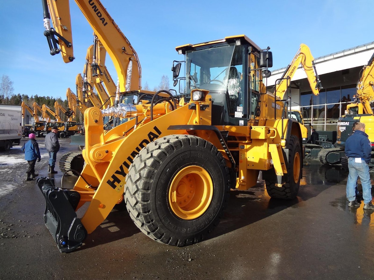 Hyundai HL 960 on työpainoltaan lähes 19 tonnin kuormaaja. Moottorina on 166 kW Cummins QSB6.7. Hintaa koneella on noin 169 000 euroa (alv 0 %).