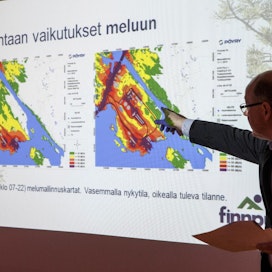 Timo Piilonen vastaili Kuopiossa kysymyksiin sellutehdashankkeesta. Arkistokuvassa Piilonen esittelee hankkeen ympäristövaikutuksia.
