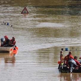 Länsi-Euroopassa kärsittiin viime kesänä pahoista tulvista. Ihmisiä pelastettiin veneisiin Saksan Erfstadtissa heinäkuun puolivälissä.