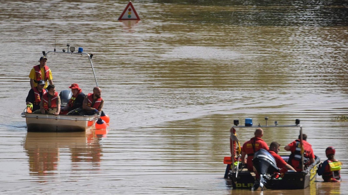 Länsi-Euroopassa kärsittiin viime kesänä pahoista tulvista. Ihmisiä pelastettiin veneisiin Saksan Erfstadtissa heinäkuun puolivälissä.