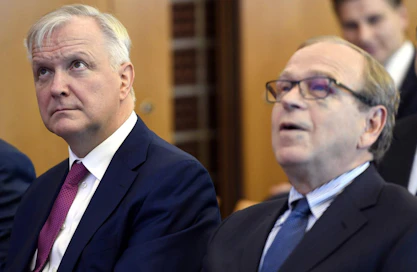 Euroopan komission puheenjohtajan Jean-Claude Junckerin mielestä sekä Olli Rehnillä että Erkki Liikasella on kaikki, mitä EKP:n pääjohtajalta vaaditaan.
