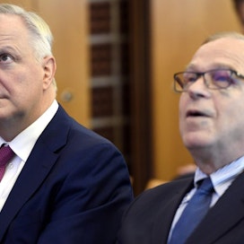 Euroopan komission puheenjohtajan Jean-Claude Junckerin mielestä sekä Olli Rehnillä että Erkki Liikasella on kaikki, mitä EKP:n pääjohtajalta vaaditaan.