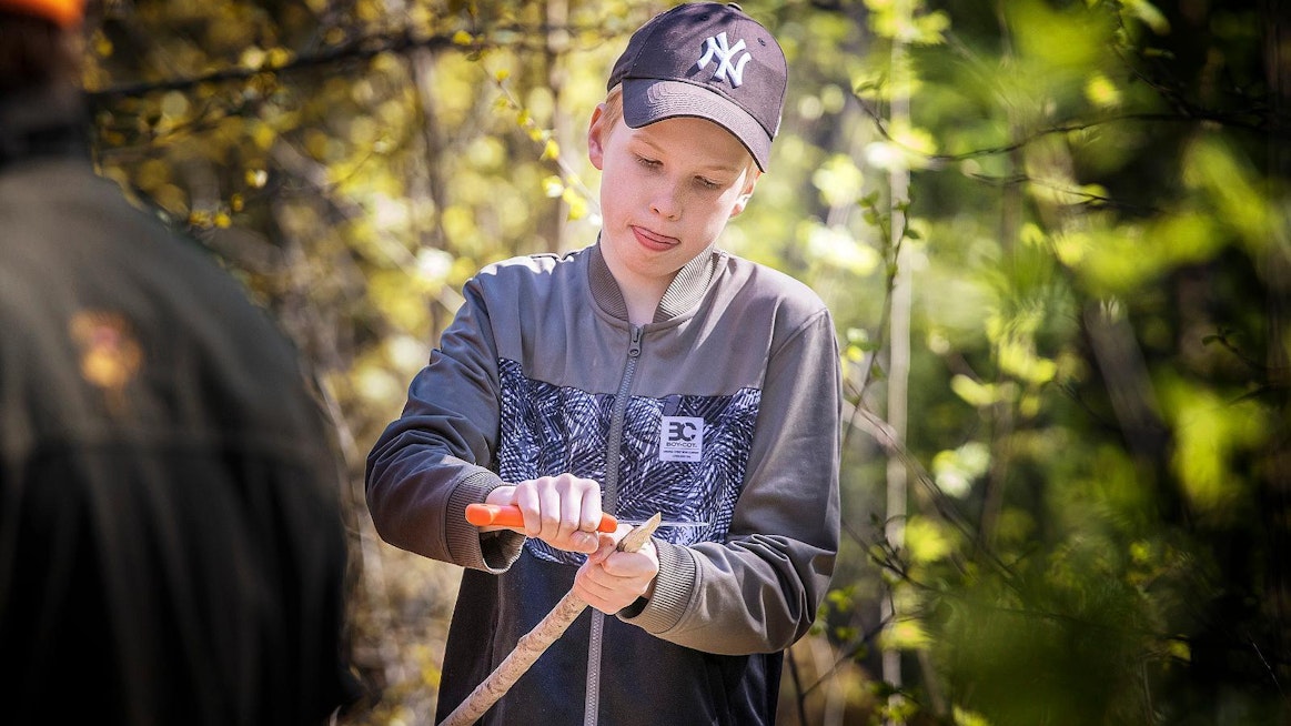 Liperiläinen kuudesluokkalainen Arttu Leinonen veisteli makkaratikun itselleen viime viikon perjantaina. Makkaranpaisto oli yksi Liperin Erämiesten järjestämän Eränkäynti tutuksi -päivän tehtävärasteista.