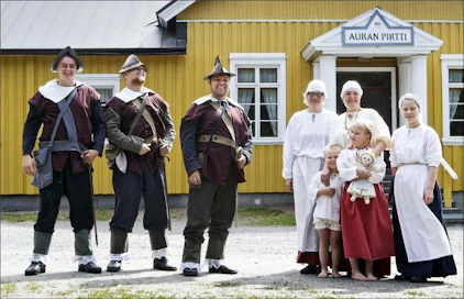 Tammelan nuorisoseura Aura saa hakkapeliittatapahtuman avulla tuloja talonsa Auran pirtin ja kerhotoiminnan ylläpitämiseen. Vasemmalla Mika Lehtonen, Petro Lilja ja Harri Hutka; oikealla Sari Vesander, Mari Rauhaniemi ja Sofia Rauhaniemi sekä heidän edessään Veikka ja Miinu Koivuhuhta.