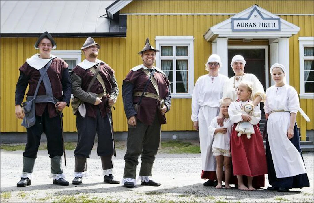 Tammelan nuorisoseura Aura saa hakkapeliittatapahtuman avulla tuloja talonsa Auran pirtin ja kerhotoiminnan ylläpitämiseen. Vasemmalla Mika Lehtonen, Petro Lilja ja Harri Hutka; oikealla Sari Vesander, Mari Rauhaniemi ja Sofia Rauhaniemi sekä heidän edessään Veikka ja Miinu Koivuhuhta.