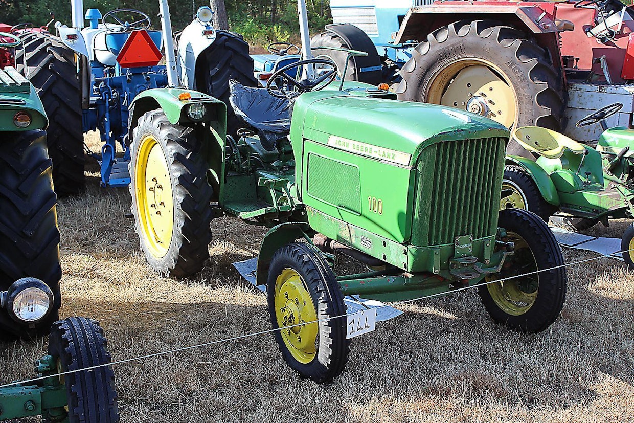 John Deeren ja Lanzin fuusio toteutui lopullisesti 1960-luvun alussa, jolloin esiteltiin kokonaan uusi John Deere-Lanz 100-sarja. Malliston pienimmässä JD-L 100:ssa oli 2-sylinterinen 1,18 litran diesel, teholtaan 18 hv. Vaihteisto oli 6-nopeuksinen, ja traktorissa oli hieman myöhemmin vakiovarusteeksi muuttunut hydraulinen nostolaite. Länsisaksalaisen Mannheimin tehtaan lisäksi 100-sarjaa tehtiin myös Ranskassa ja Espanjassa.