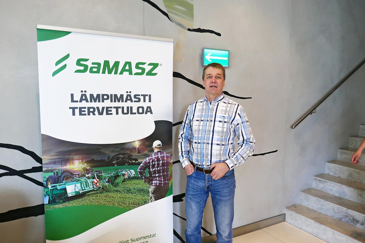 Agri-Kymin toimitusjohtaja Juha Järvisen mukaan tuotekehitys tekee jatkuvasti työtä, jotta saadaan markkinoille uutuuksia. Konevalmistajien yhteistyöllä asiakkaille saadaan uutta ja mielenkiintoista tarjontaa, kuten esimerkiksi Okrassa esitelty Samaszin apevaunut.