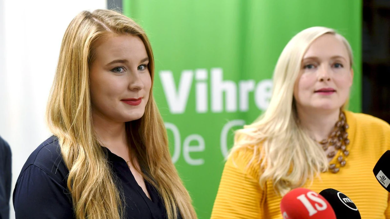 Vihreiden nykyinen puheenjohtaja Maria Ohisalo (oik.) odottaa lasta ja jää loppusyksystä äitiysvapaalle. Hänen sijaisekseen valittu Iiris Suomela on ensimmäisen kauden kansanedustaja. LEHTIKUVA / Antti Aimo-Koivisto