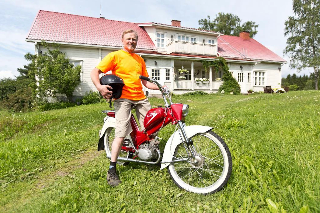 Sipi-Heikki Tapanilan huolella kunnostettu Husqvarna Cornette -mopo on vuodelta 1959. Jämsälästen Mopohöperöiden yksi jäsen kunnosti mopoa nelisen vuotta, osia kromautettiin ja pyydystettiin oikeanlaista ketjunsuojuksen palaa.