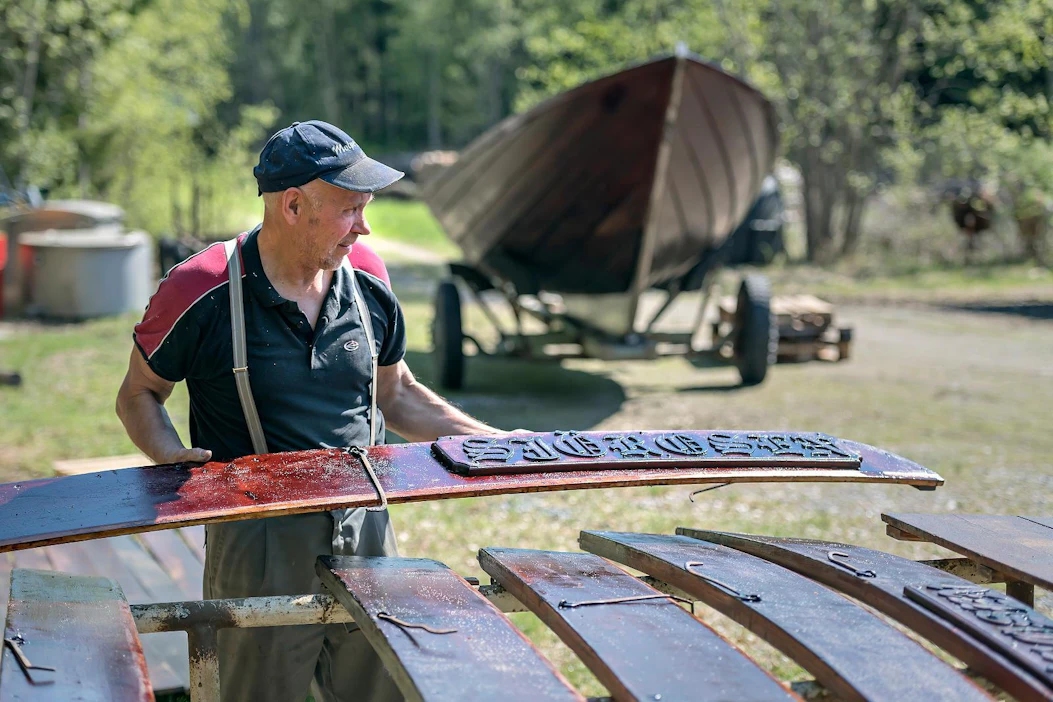 Perinteet ovat Pohjanmaan rannikolla arvossaan. Erik Björkqvist on juuri tervannut perinteisen postisoutuveneen, jolla seilataan kesällä Merenkurkun yli.