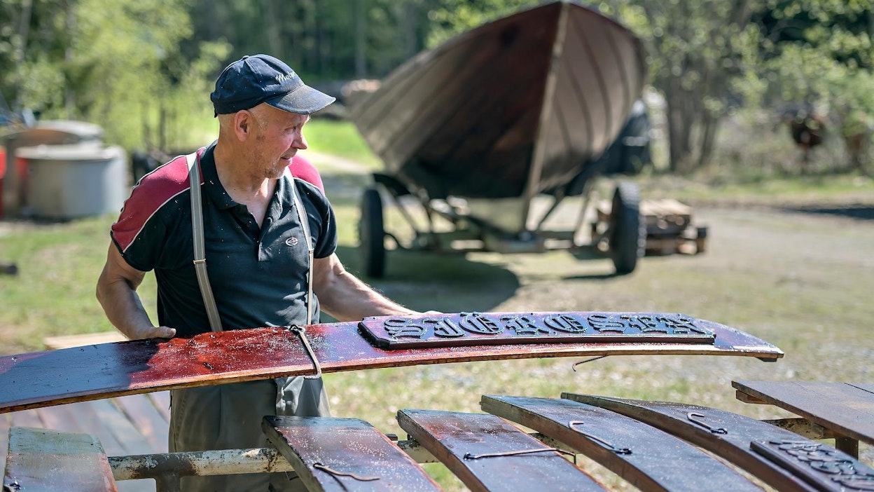Perinteet ovat Pohjanmaan rannikolla ­arvossaan. Erik Björkqvist on juuri tervannut perinteisen posti­soutuveneen, jolla seilataan kesällä Merenkurkun yli.