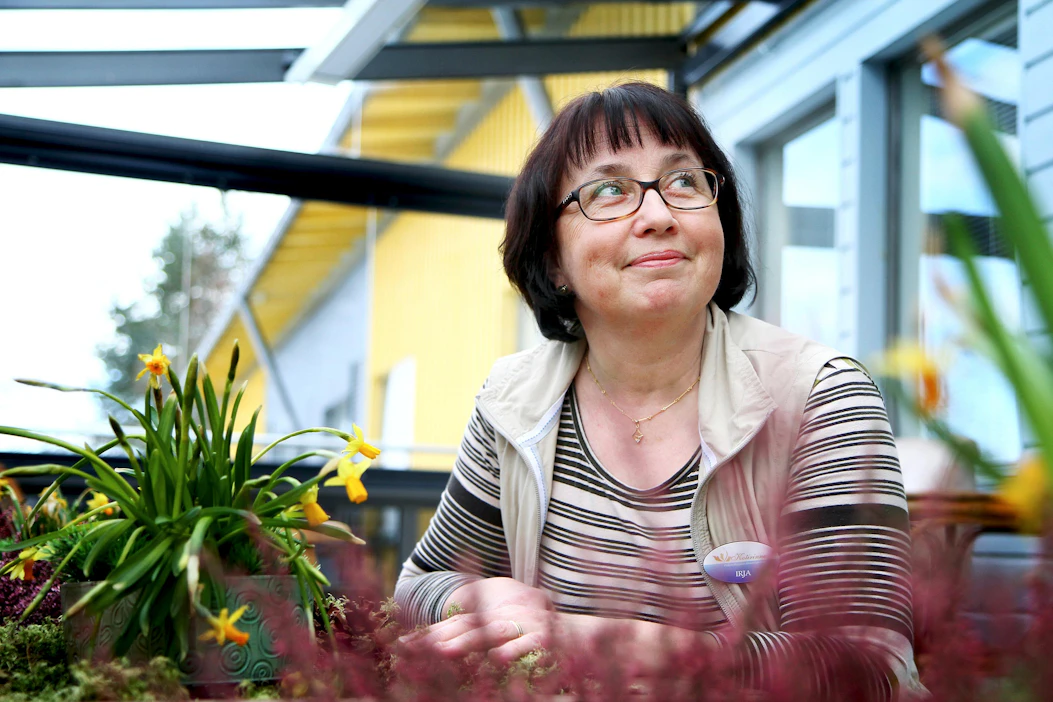 Irja Hamunen iloitsee siitä, että on päässyt palaamaan nuoruuden ammattiinsa sairaanhoitajaksi ja että voi työn ohessa opiskella koko ajan uutta.