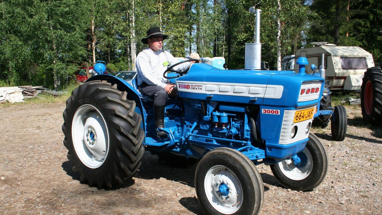 Ford 3000 Super Dexta SoS -traktoria valmistettiin vuosina 1964–75 Basildon, Englanti, Antwerpen, Belgia ja Detroit, USA.