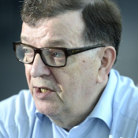 Paavo Väyrysen mielestä Mauri Pekkarinen olisi ollut Mika Lintilää parempi keskustalainen elinkeinoministeri.