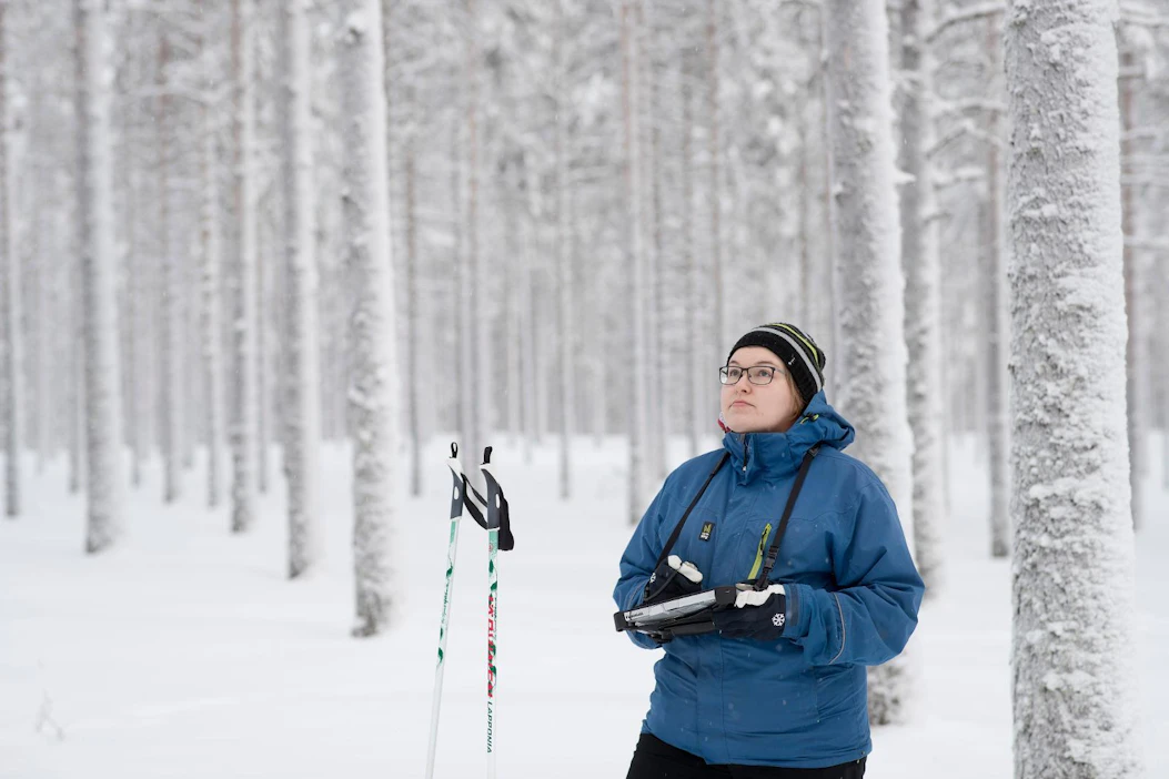 Metsänhoitoyhdistys Rokua-Paljakan metsätalousinsinööri Aino Hyttinen arvioi lumituhoja Utajärven alueella vuonna 2019.
