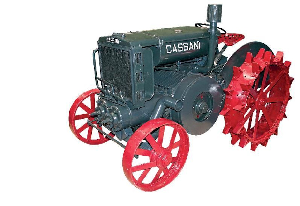 Maailman ensimmäinen täysverinen dieseltraktori valmistettiin Italiassa vuonna 1927. Moottoritilavuudeltaan 12,7-litraisessa 40 hv:n Cassanissa on kaksi makaavaa sylinteriä. Paineilmalla käynnistettävän moottorin suurin kierrosluku on 450 r/min. Vuonna 1942 valmistaja vaihtoi yhtiömuotoa ja uudeksi merkiksi tuli SAME.