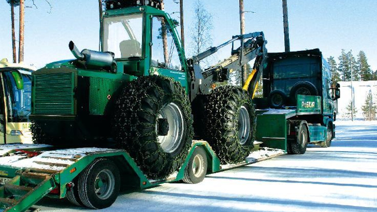 Konekuljetusten korkeus on arkinen asia myös metsäkoneurakoitsijoille. Täpäriä siltoja riittää valitettavasti myös pääteillä. Prosilva Oyj:n poikkeuksellisen matalan puoliperävaunun esittelen omana juttunaan joskus tuonnempana. Hyvin kulki juhlatyömaalle asti sivutie mukaan lukien.