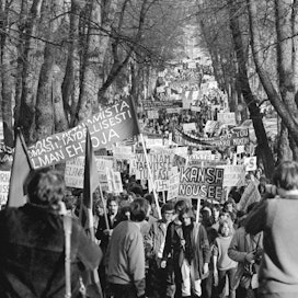 Vietnamin sota radikalisoi nuorisoa 1960- ja 1970-luvulla. Kuvassa Helsingissä 9. toukokuuta 1970 järjestetty Vietnamin sodan vastainen mielenosoitus. Vietnam oli ensimmäinen tv-sota, ja sodan tapahtumat ikuistettiin myös tunnettuihin elokuviin ja pop-kappaleisiin.