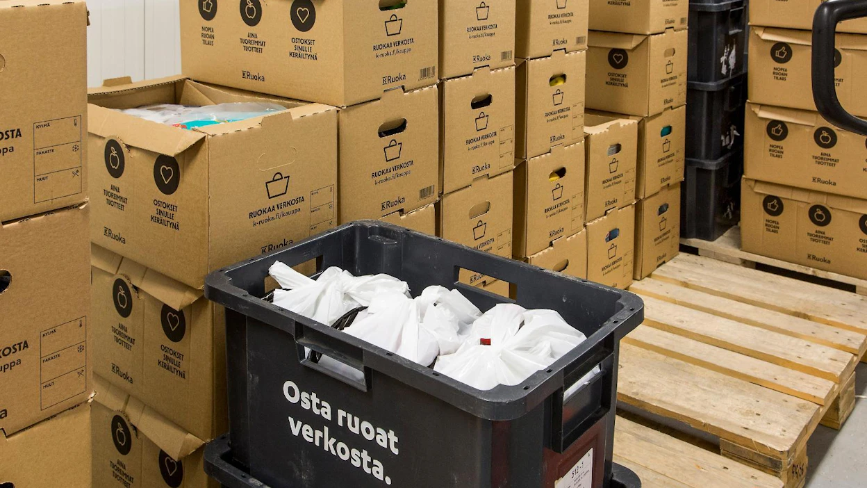 Kesko teki päivittäistavarakaupassa ennätystuloksen vuonna 2021. Ruuan verkkokauppa ylitti koronapandemiaa edeltäneen tason vaikka sen liikevaihto laski vuoden viimeisellä neljänneksellä. Arkistokuva Espoon Ison Omenan K-Citymarketin verkkokaupan tuotteiden keräilystä.