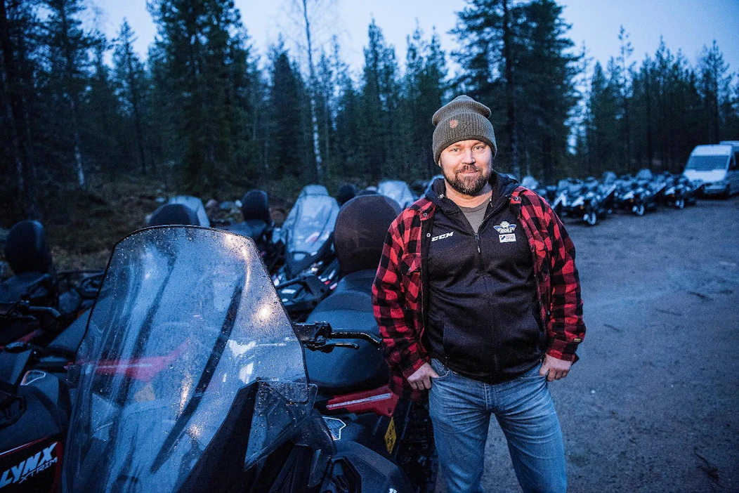 Matkailuyrittäjä Jukka-Pekka Mikkola muistuttaa, että Lapissa on vasta rakennettu matkailuinfraa. Eurot on investoitu firmaan, eikä säästössä ole rahaa. ”Joka ainoa euro on investoitu. Niin minäkin olen tehnyt.” Taustalla tänä talvena vähälle käytölle jäävät kymmenet kelkat.