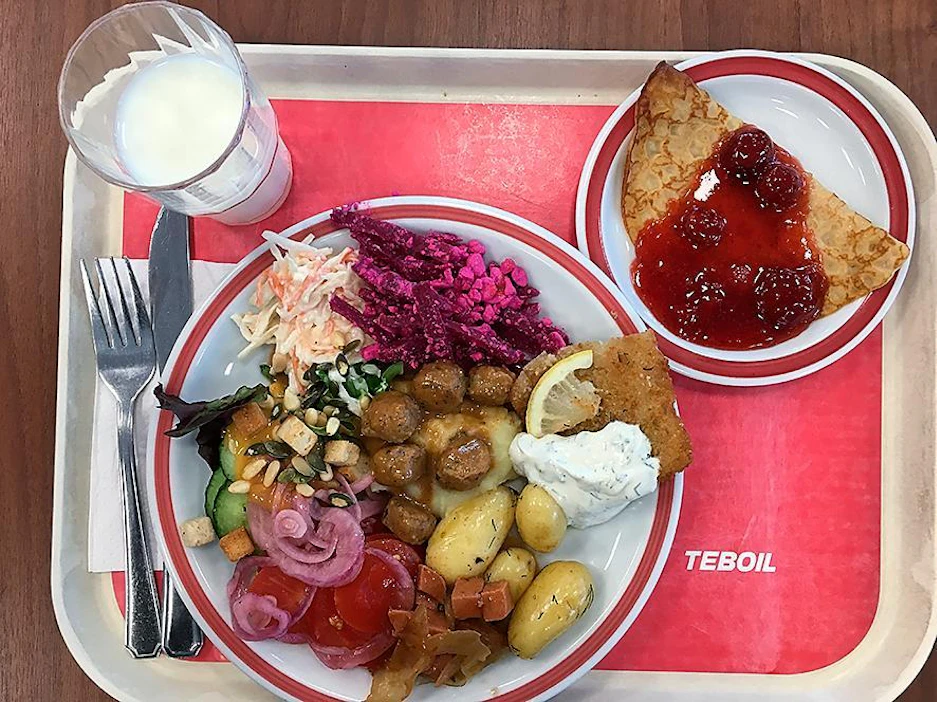 Testitorstaina seisovaan pöytään oli katettu voilla höystettyjä tilliperunoita, siis uusia sellaisia, ja siis hyviä.