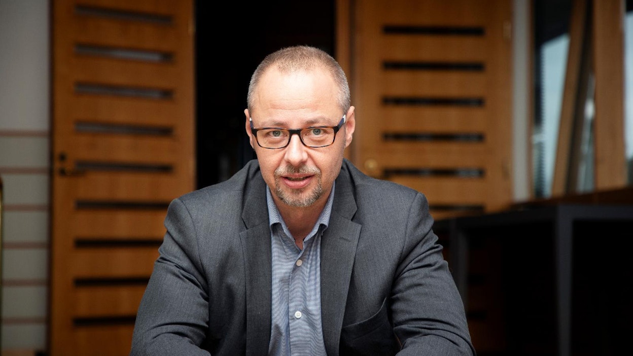 Työmarkkinajohtaja Jyrki Hollmén tavoittelee metsäteollisuuden palkkaneuvotteluissa mahdollisuutta työvoiman nykyistä joustavampaan käyttöön.