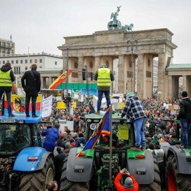 Berliinin keskustassa järjestettiin tiistaina maatalouspolitiikkaa vastustava jättimielenosoitus, joka keräsi paikalle yli 5 000 traktoria. Kuva on julkaistu Twitterissä.