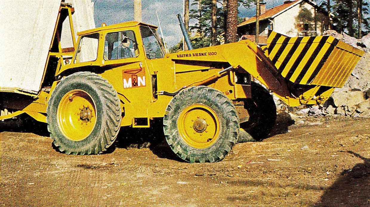 Valmet-malleihin 900 ja 1100 sai vuodesta -69 lähtien länsisaksalaisen Ewald Speth-etuakselin, jolle luvattiin kantavuutta 4 tonnin edestä. Lähes puolta kalliimpi neliveto kiinnosti vain urakoitsijoita, eikä heitäkään kovin paljoa, tiettävästi neljässä vuodessa valmistui n. 100 konetta, jonka jälkeen Valmetin nelivetokauteen tuli 2 vuoden katkos.